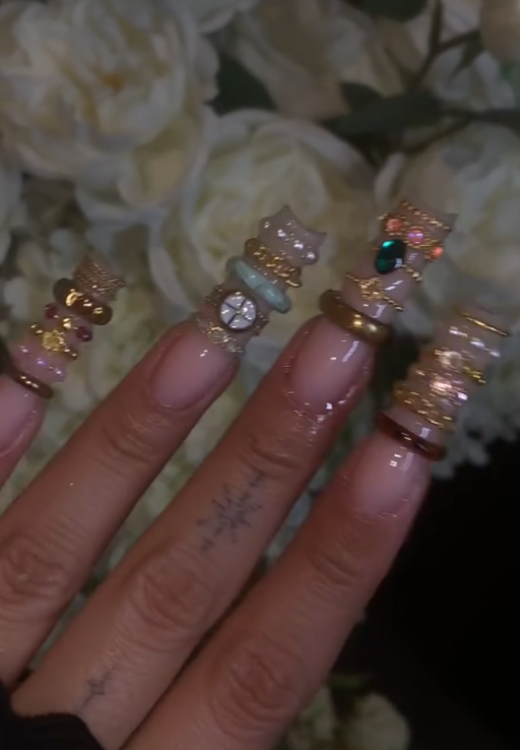 Exquisite golden multi-ring press on nails