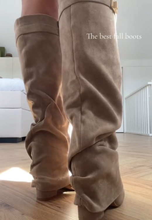 Elegant suede light brown boots