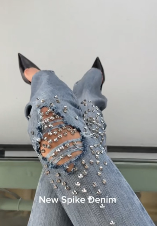 Elegance style rivet hole jeans
